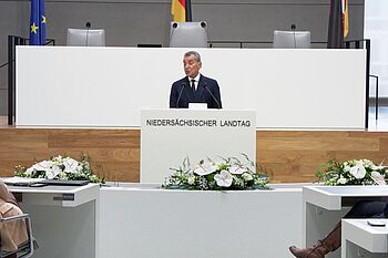 Michel Friedmann spricht im Plenum des Landtages Niedersachsen