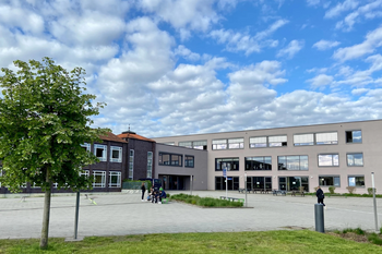 Bild vom Schulhof und Neubau der IGS Sassenburg