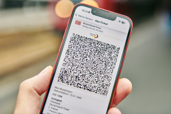 Symbolbild vom Deutschland-Ticket auf dem Smartphone