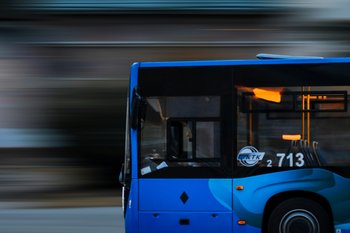 Linienbus mit unscharfem Hintergrund