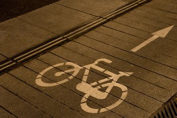 Fahrradpitkogramm auf dem Boden. Symbolbild